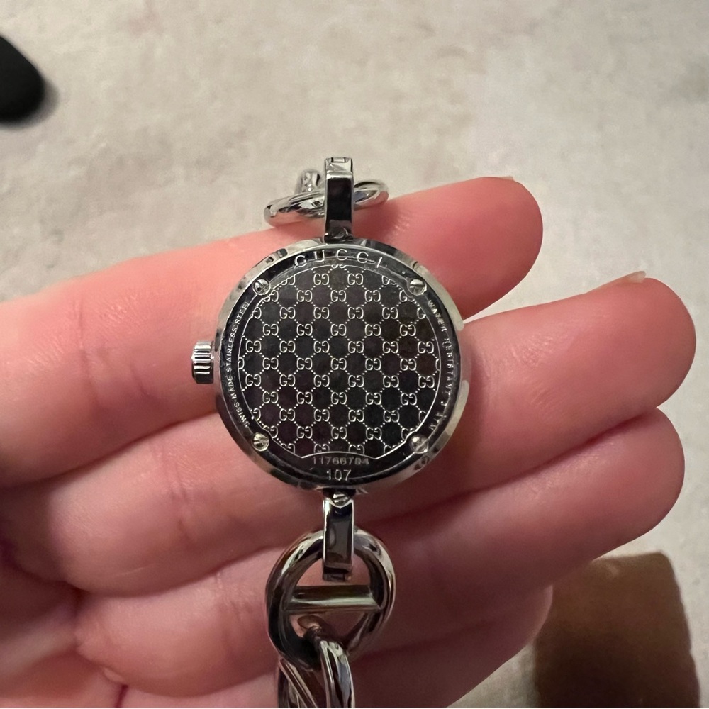 Gucci Mother of Pearl Dial Charm Bracelet Watch Silver - Picture 4 of 4